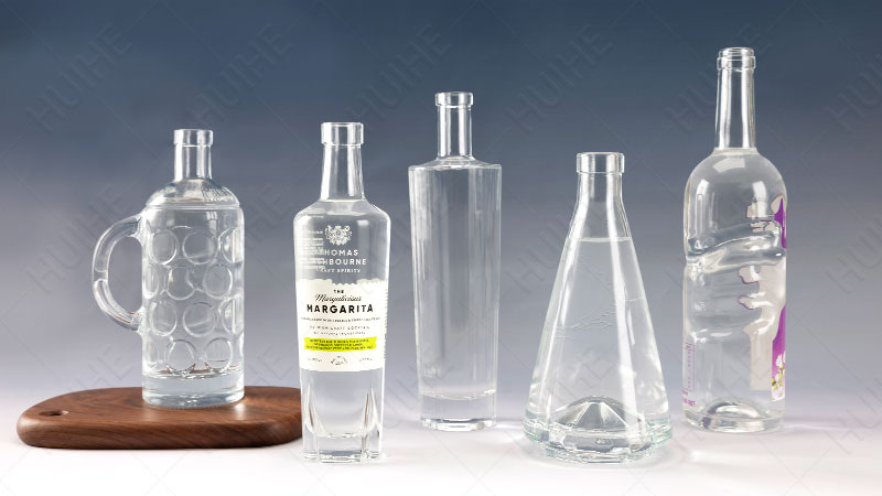 Liquor vs Liqueur - corktail bottles design Liquore vs liquore: design delle bottiglie con tappo di sughero