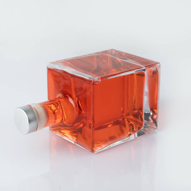 Bottiglia di liquore a cubo