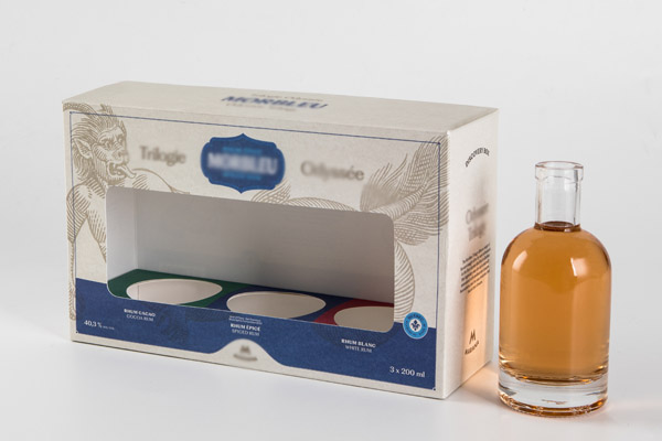 confezione di bottiglie di liquore