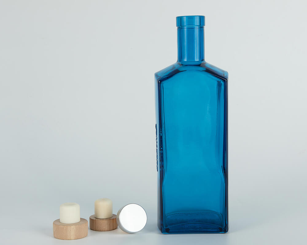 bottiglia di liquore blu