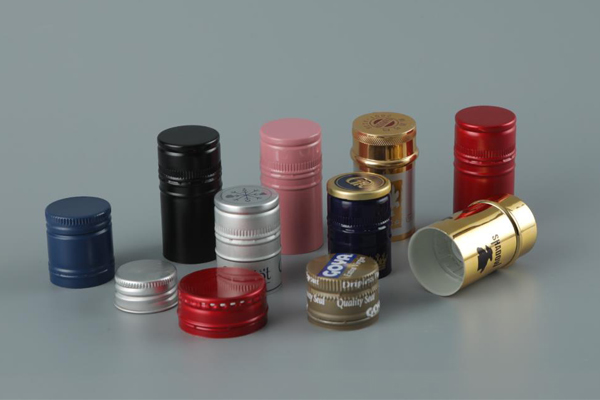 coperchi metallici per bottiglie di liquori