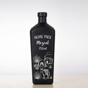 'Bottiglia di liquore rettangolare dei bordi angolati.