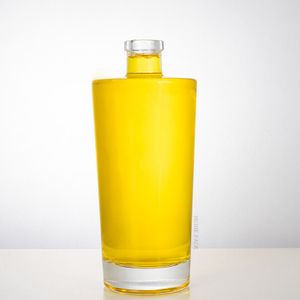 Bottiglia di liquore in vetro a basso fondo largo