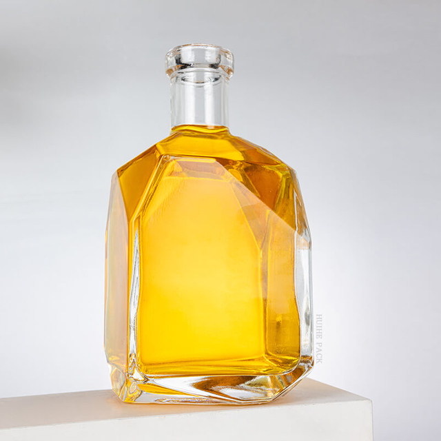 Struttura angolare irregolare Bottiglia di liquore a bordi sfaccettati