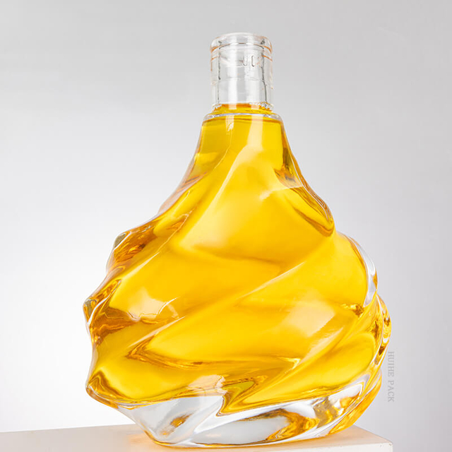 Ondulazioni irregolari bottiglia di brandy con curve fluide lisce