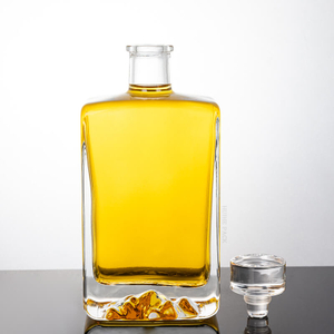 Bottiglia di liquore in vetro in vetro trasparente in vetro in vetro nevoso.