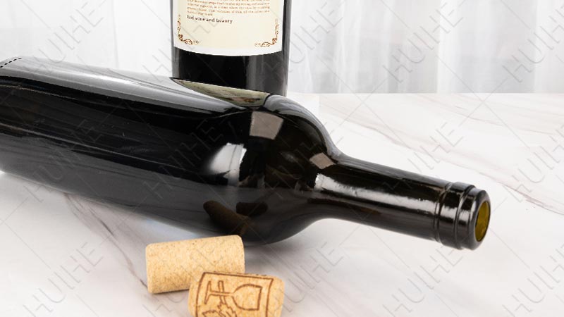 Come imballare le bottiglie di vetro nel bagaglio - bottiglia di vino a collo lungo