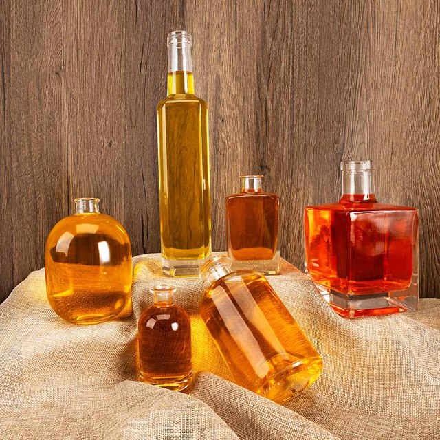 In bottiglie di vetro a liquore rotondo quadrato trasparente