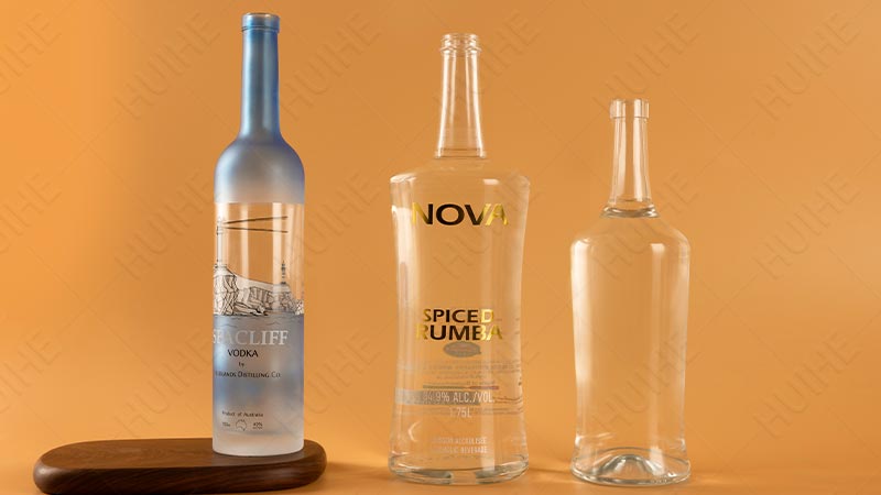 Diverse dimensioni di bottiglie di vodka in vetro: bottiglie di vodka