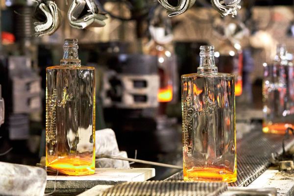 bottiglia di liquore quadrata in vetro
