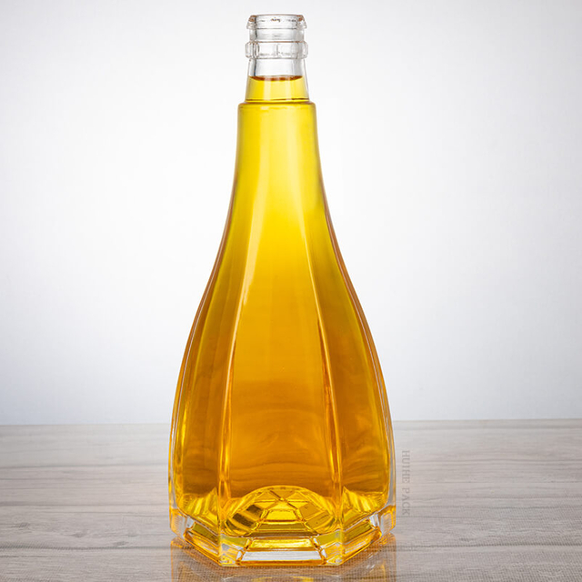 Bottiglia a snello in vetro affusolato con creste verticali