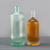 Bottiglia di liquore in vetro gessato a coste a strisce verticali personalizzate con area etichetta
