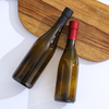 Bottiglia di vetro di vino bordeaux verde marrone con tappo a vite