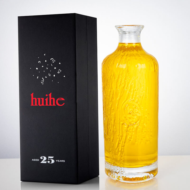 Bottiglia di liquore in vetro a flusso di acqua a flusso di acqua a flusso di acqua