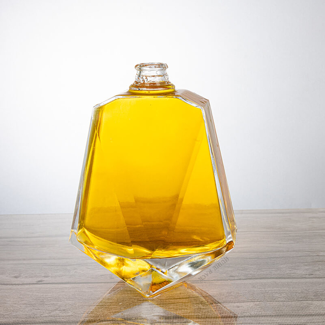 Design geometrico bottiglia di liquore in vetro sfaccettato angolare