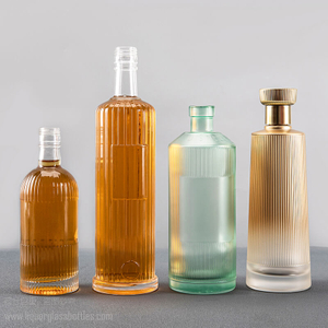 Bottiglia di liquore in vetro gessato a coste a strisce verticali personalizzate con area etichetta