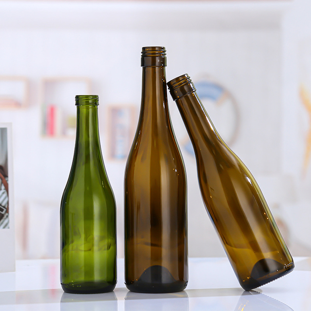 Bottiglia di vetro di vino bordeaux verde marrone con tappo a vite