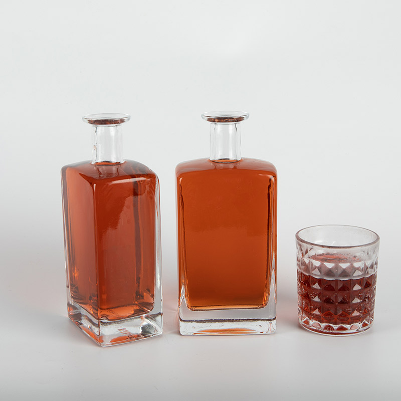 Bottiglia di liquore quadrata