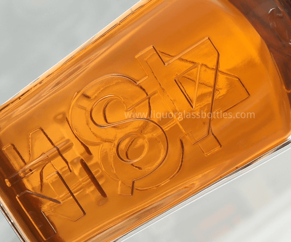 bottiglia di spirito goffrata