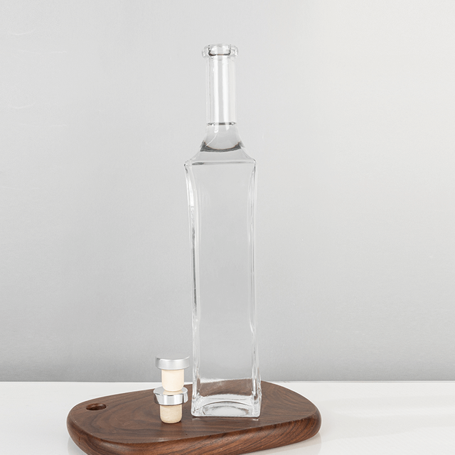 Bottiglia per alcolici in vetro allungata da 700 ml di curve eleganti