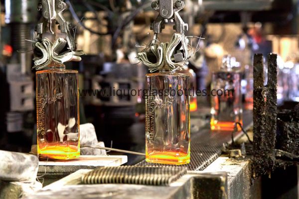 bottiglia di liquore quadrata in vetro