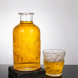 Elaborato floreale - bottiglia di liquore in vetro ispirato con collo spesso