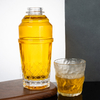 Bottiglia di liquore a forma di shaker da cocktail con fondo a texture diamantato