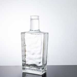 Bottiglia di liquore quadrata in vetro limpato di fascia alta con trama increspata
