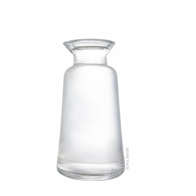 Bottiglia di liquore in vetro conico a bocca larga il collo svasato