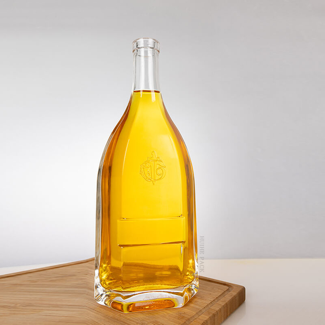 Bottiglia a spirito a manico sottile del corpo curvo con bordi angolari