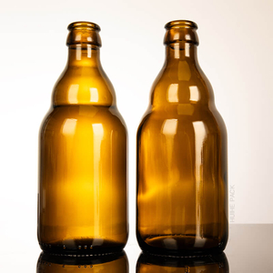 In stock bottiglia di birra in vetro vuoto ambra con cappuccio a corona