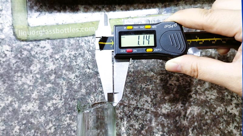 cosa differisce tra una bottiglia di liquore da mm, mil, ml