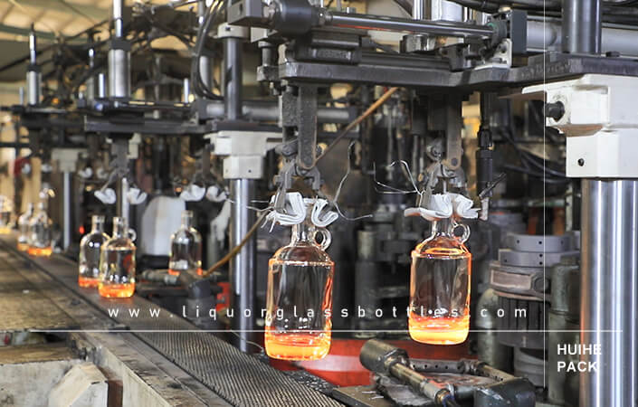【3】Produzione di bottiglie di vetro Moonshine.jpg