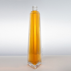 700 ml Slimatura sottile triangolare a costine bottiglia di liquore in vetro