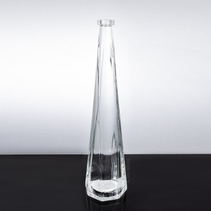 Bottiglia di liquore cono allungato elegante con creste verticali