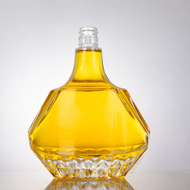 Bottiglia Liuqor in vetro a forma angolare con lati sfaccettati