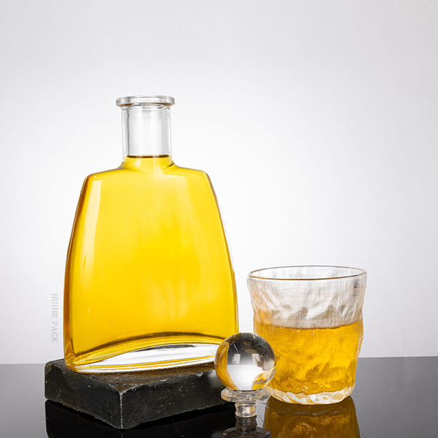 Bottiglia a liquore trapezoidale piatto con bordi delicatamente curvi