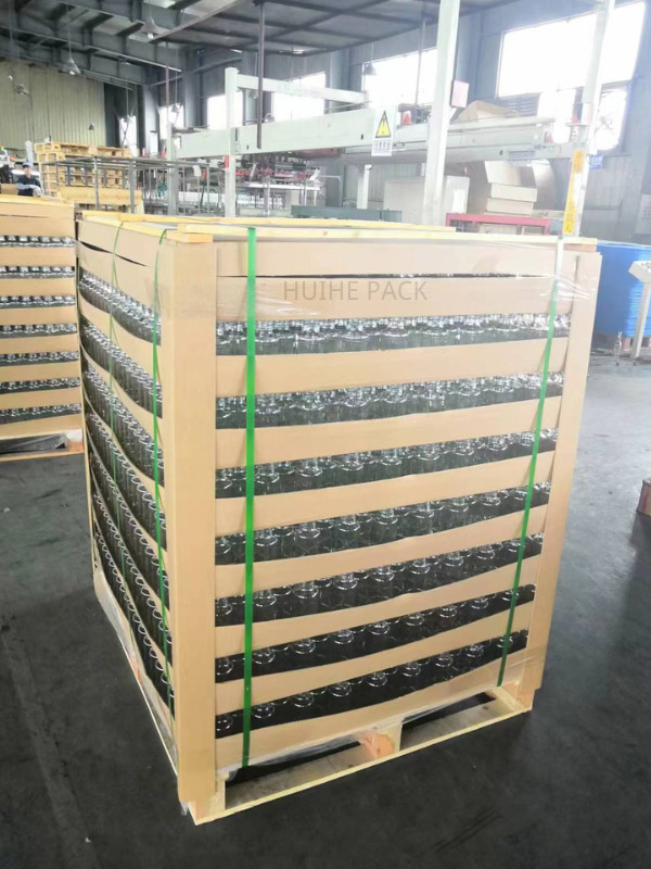 pacchetto di bottiglie di liquori