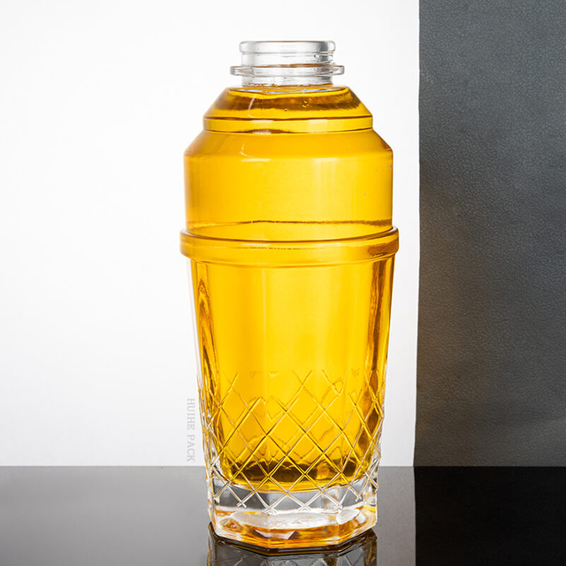 Bottiglia di liquore a forma di shaker da cocktail con fondo a texture diamantato