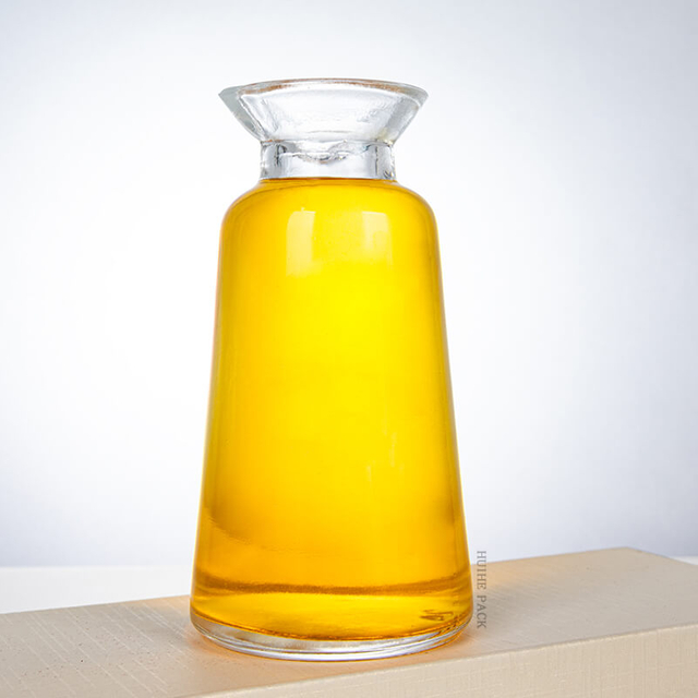 Bottiglia di liquore in vetro conico a bocca larga il collo svasato
