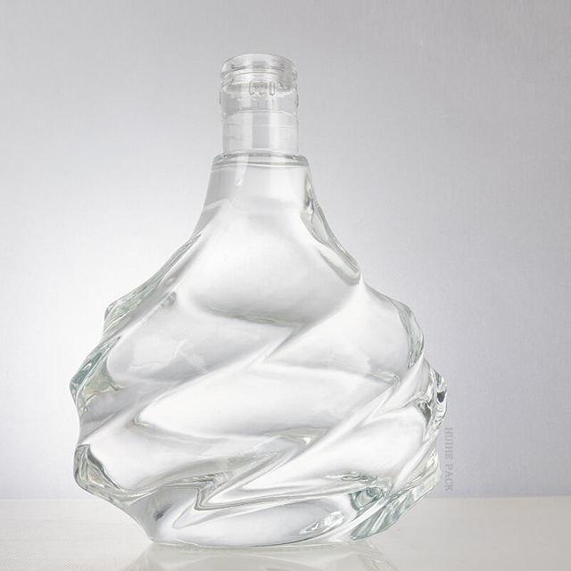 Ondulazioni irregolari bottiglia di brandy con curve fluide lisce