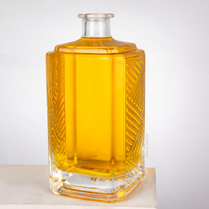 Bottiglia di liquore in vetro prisma rettangolare con una migliore presa