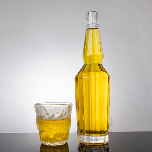 Bottiglia di whisky in vetro angolare esagonale con collo lungo