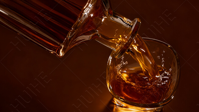 versamento del decanter di whisky in vetro