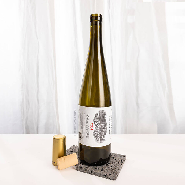 Bottiglie di vino Hock Rhine Riesling verde oliva con tappo in sughero