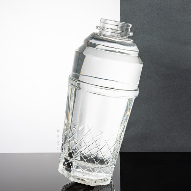 Bottiglia di liquore a forma di shaker da cocktail con fondo a texture diamantato