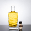 Bottiglia di liquore quadrata in vetro limpato di fascia alta con trama increspata