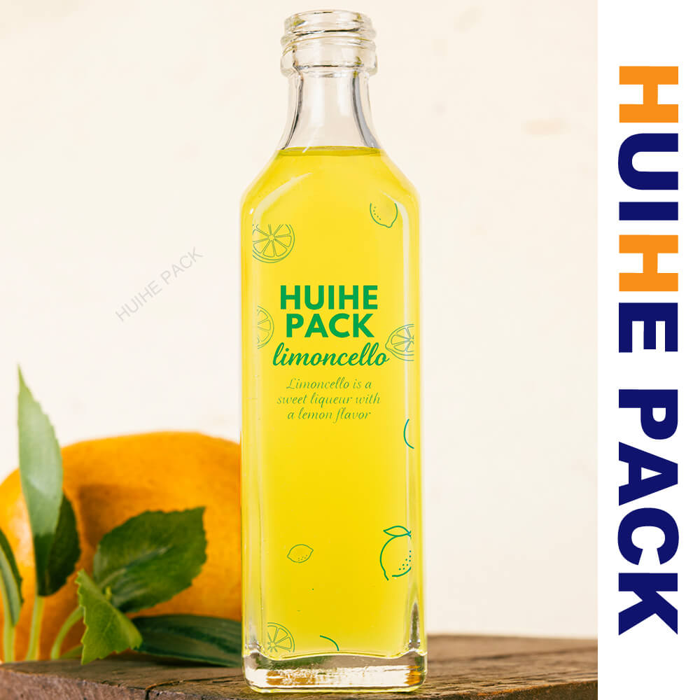 bottiglie di limoncello in vetro trasparente in gran parte