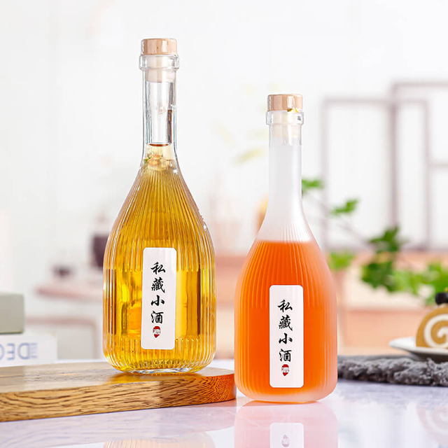 Bottiglie di vetro di vino dolce a strisce con collo lungo