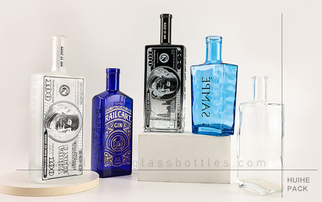 bottiglia di liquore quadrata